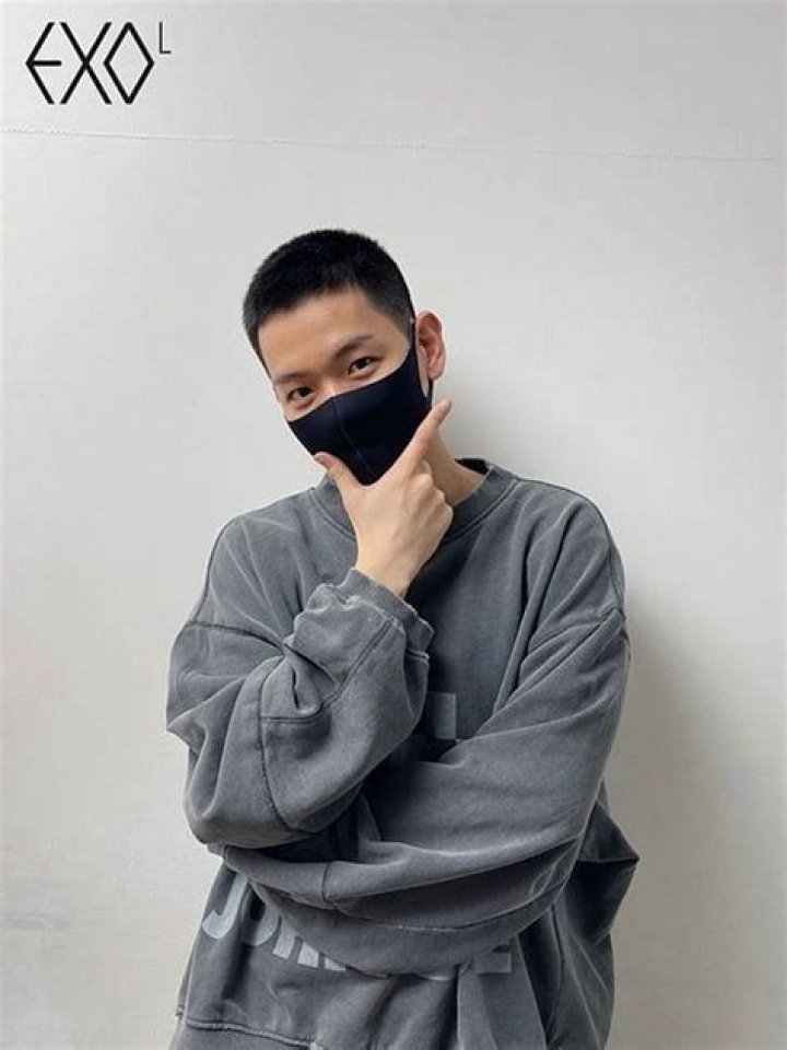 
EXO Baekhyun holds a special live broadcast to celebrate his return from the military with fans 